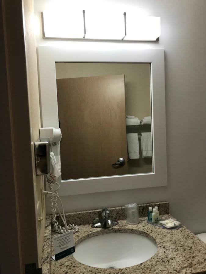 Hotel Quality & Next To Mountain Arts Center 2*